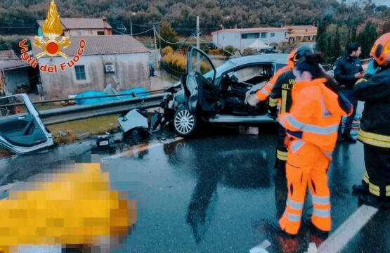 incidente_stradale_smart_si_ribalta_morta_bambina_senza_assi